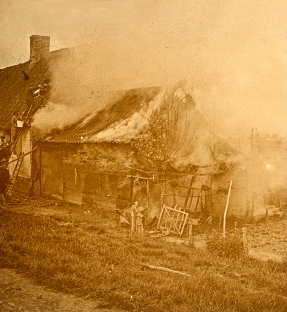 Casa atingida por uma concha, c1914-c1918 de Unbekannt