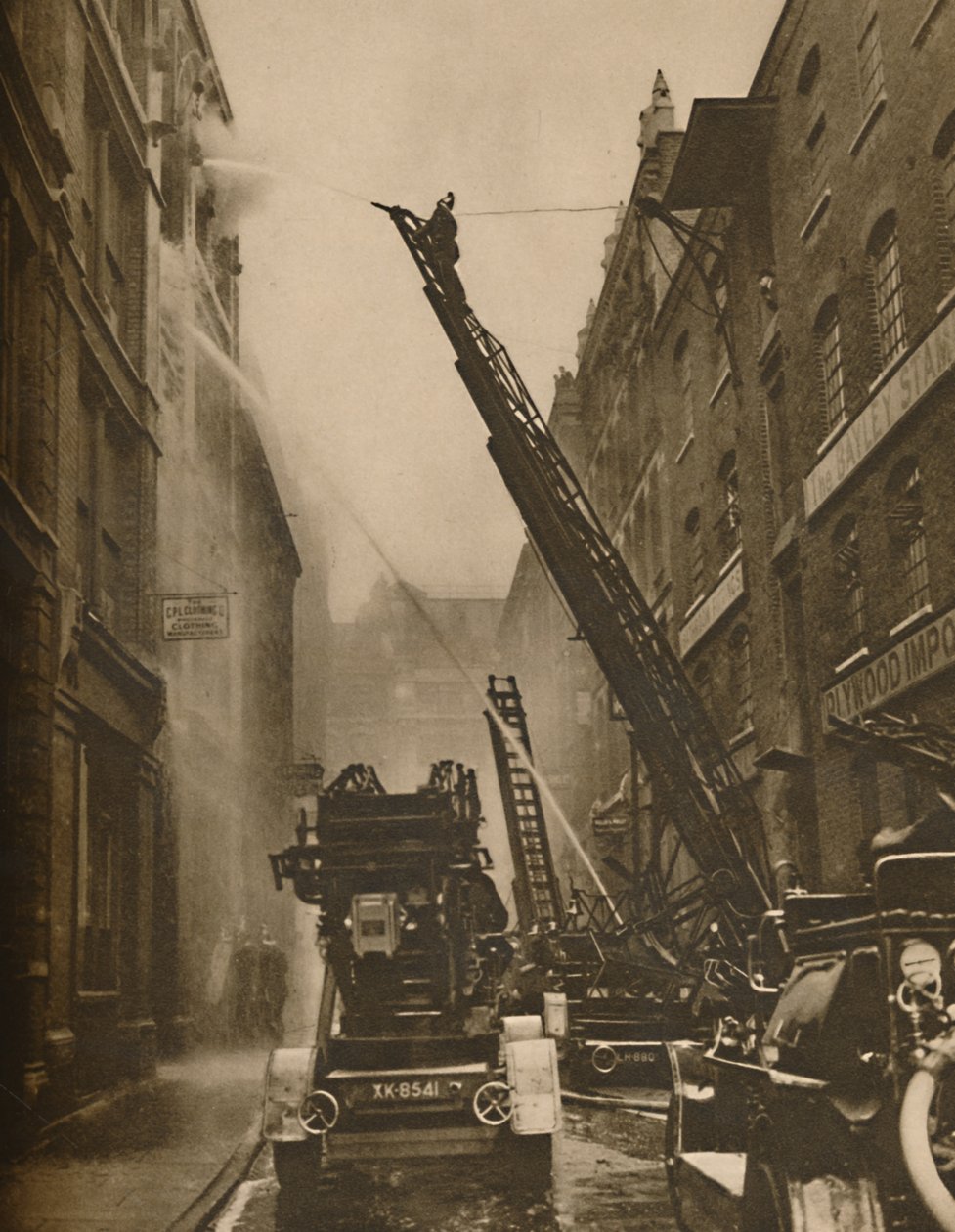 Como a Brigada de Incêndio de Londres trata do seu inimigo, c1935. de Unbekannt