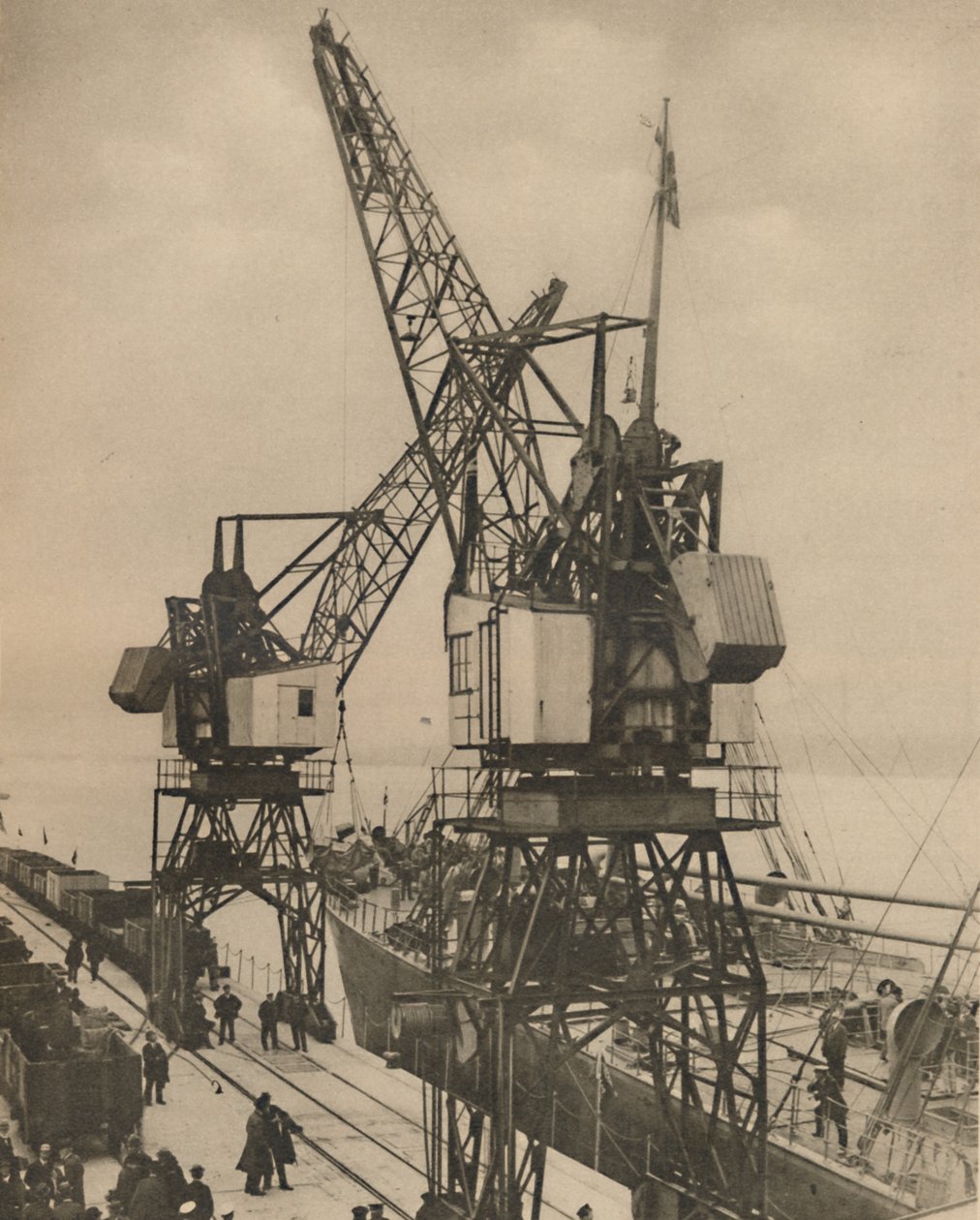Guindastes móveis enormes em Tilbury balançam a carga de uma embarcação segura, c1935. de Unbekannt