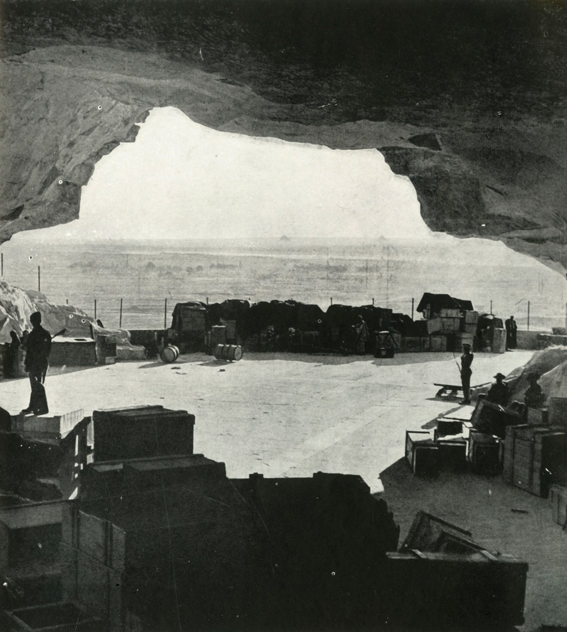 Grandes cavernas à prova de bombas e oficinas foram feitas nas cavernas, c1942-1943, 1945. de Unbekannt