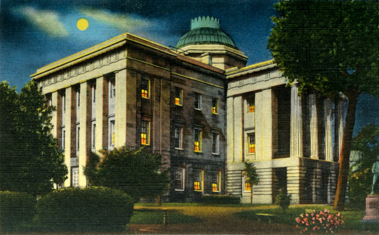 Opinião iluminada da noite do Capitólio do estado do NC, Raleigh, NC, 1942. de Unbekannt