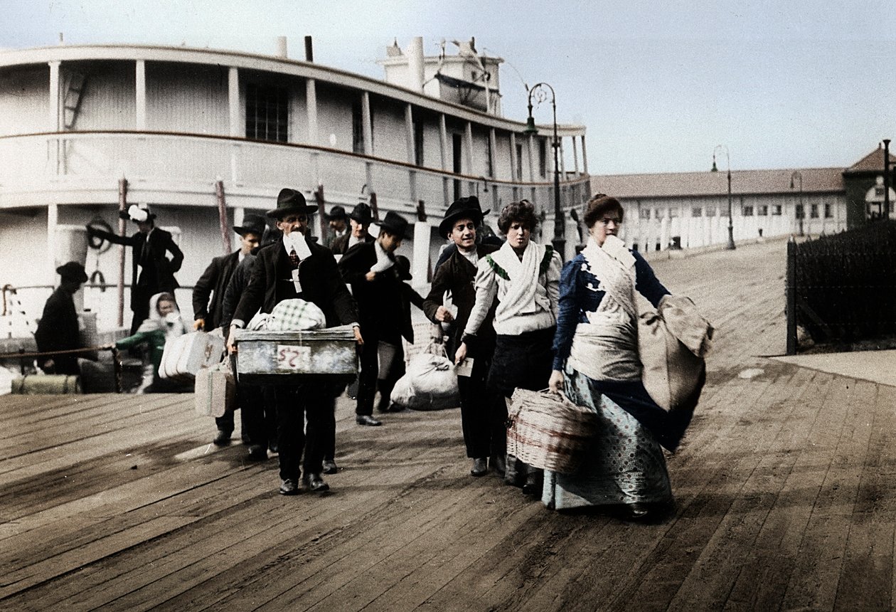 Imigrantes para o desembarque nos EUA em Ellis Island, Nova York, c1900 de Unbekannt