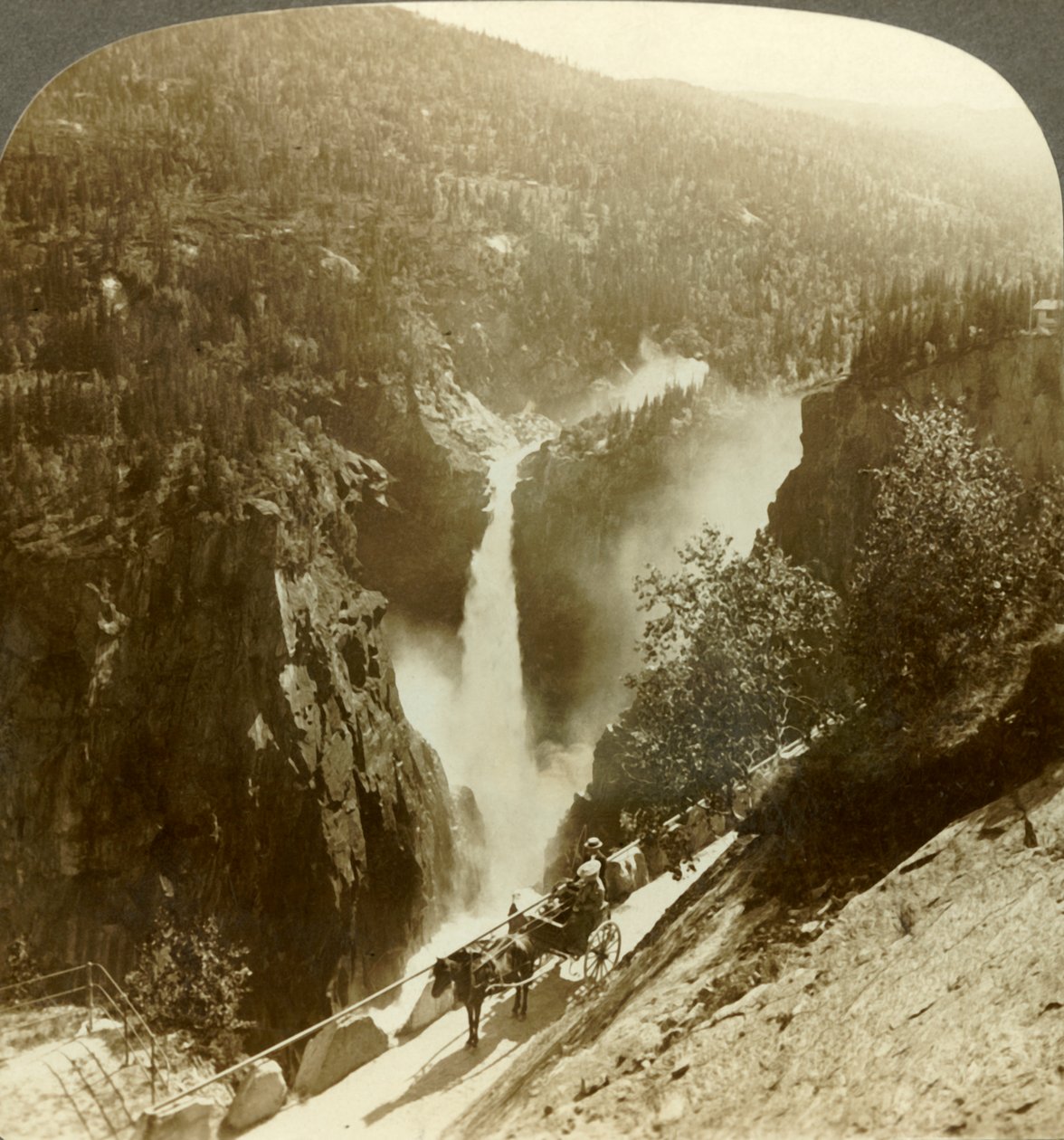 Beleza imponente de Rjukanfos envolto em spray, queda de espuma, Noruega, c1905. de Unbekannt