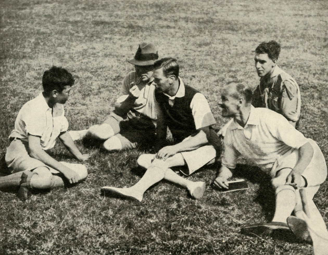 No acampamento de Southwold, Suffolk: A Friendly Chat, 1937. de Unbekannt