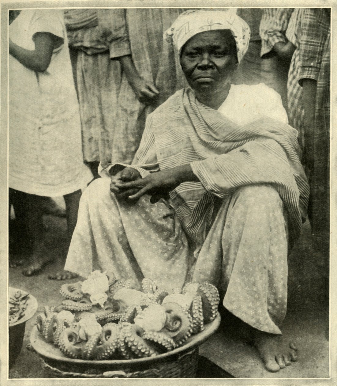 Em um mercado de peixes nativo, c1948. de Unbekannt