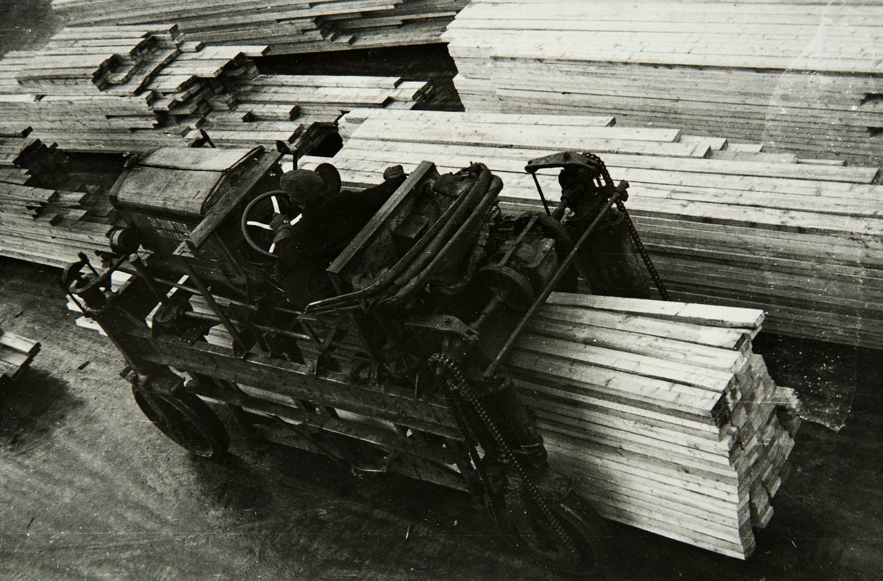Em uma fábrica de madeira, Rússia, década de 1950 de Unbekannt