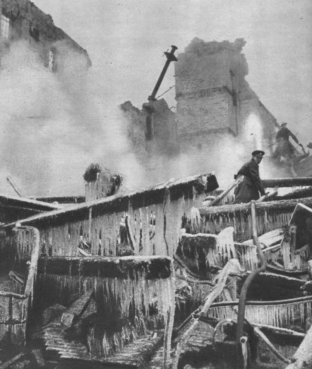 No frio do inverno, o clima do Ártico adicionou novos julgamentos à tarefa de defesa civil, 1941 1942 de Unbekannt