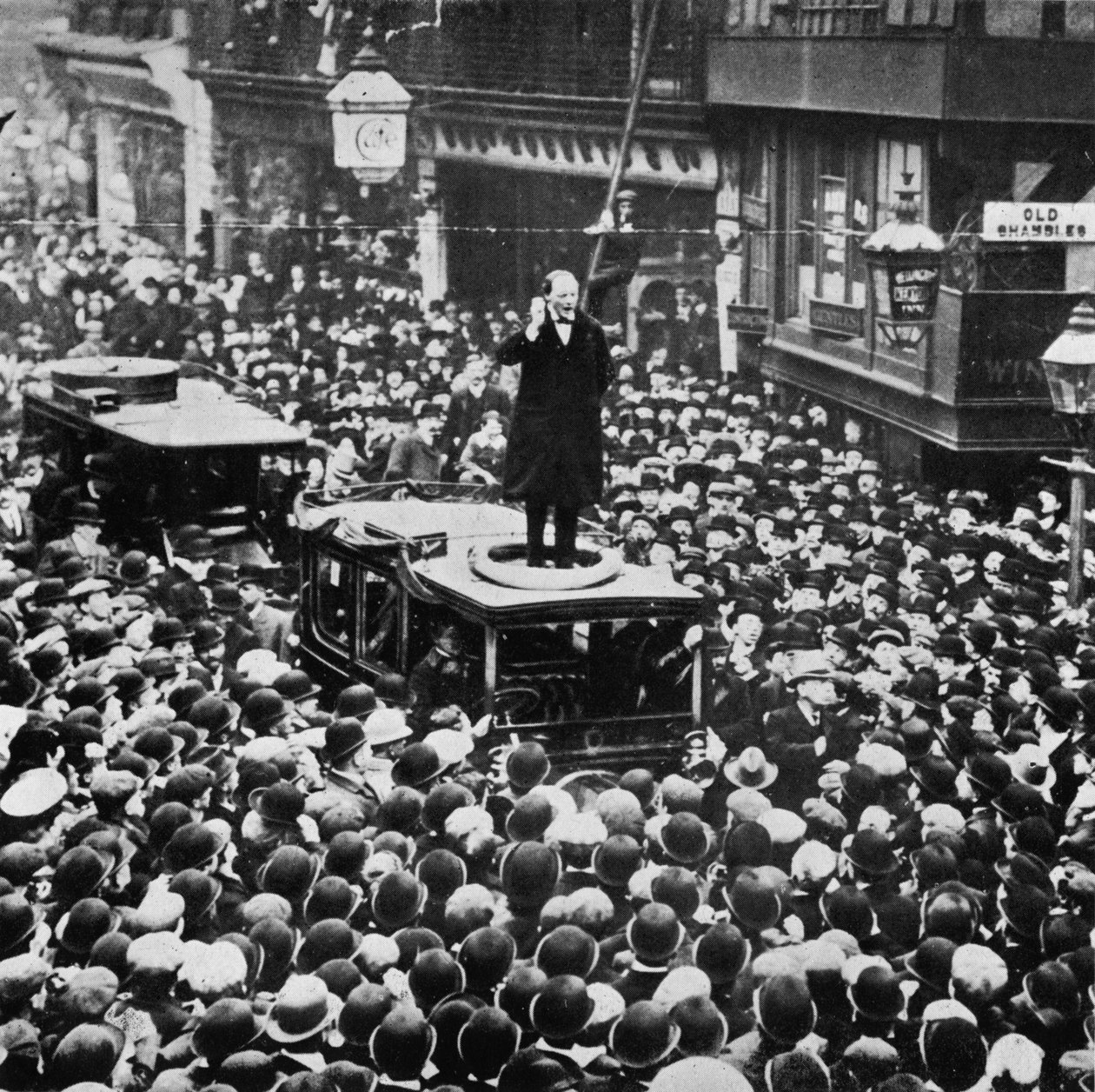 Nas eleições gerais, ele foi derrotado em Manchester, mas foi devolvido para Dundee, 1908, 1945. de Unbekannt