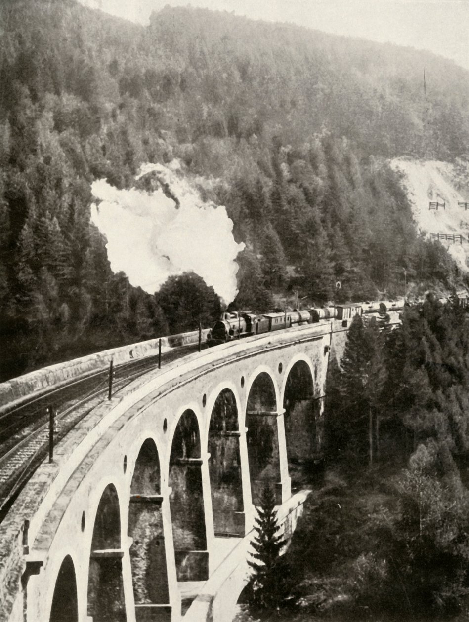 No vale de Semmering, na Áustria. Um bom trem cruzando o curvo Viaduto Gamperl, 1935-36. de Unbekannt