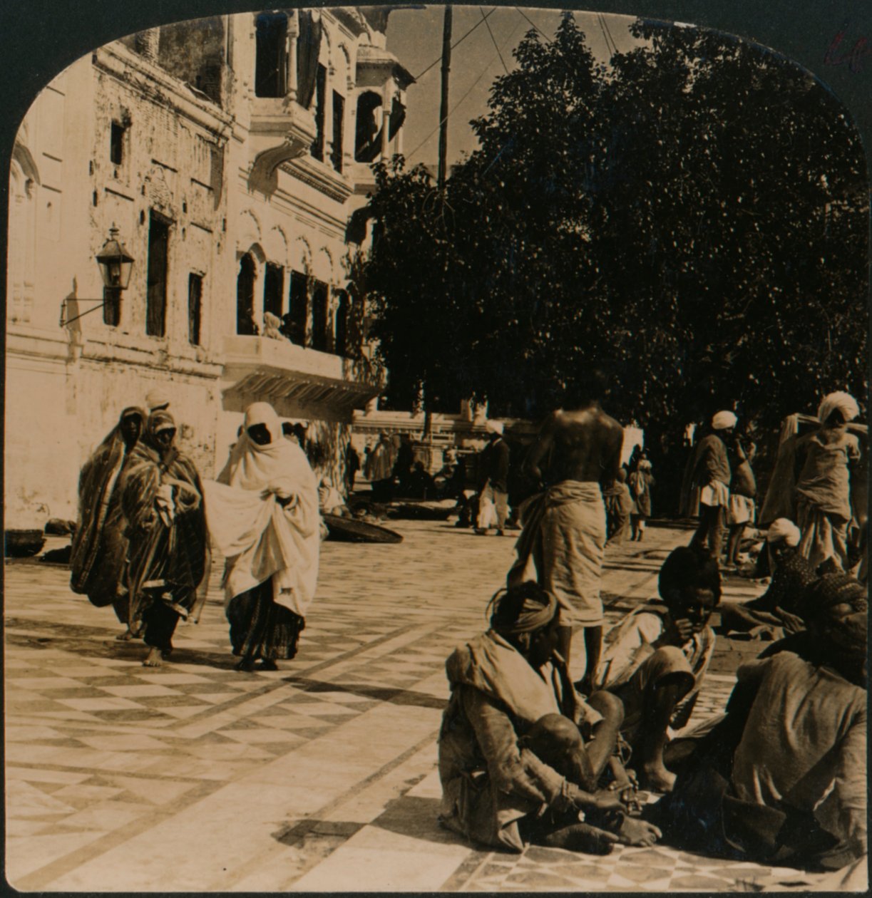 No pátio do Templo Dourado. Amritsar, Índia, 1907 de Unbekannt
