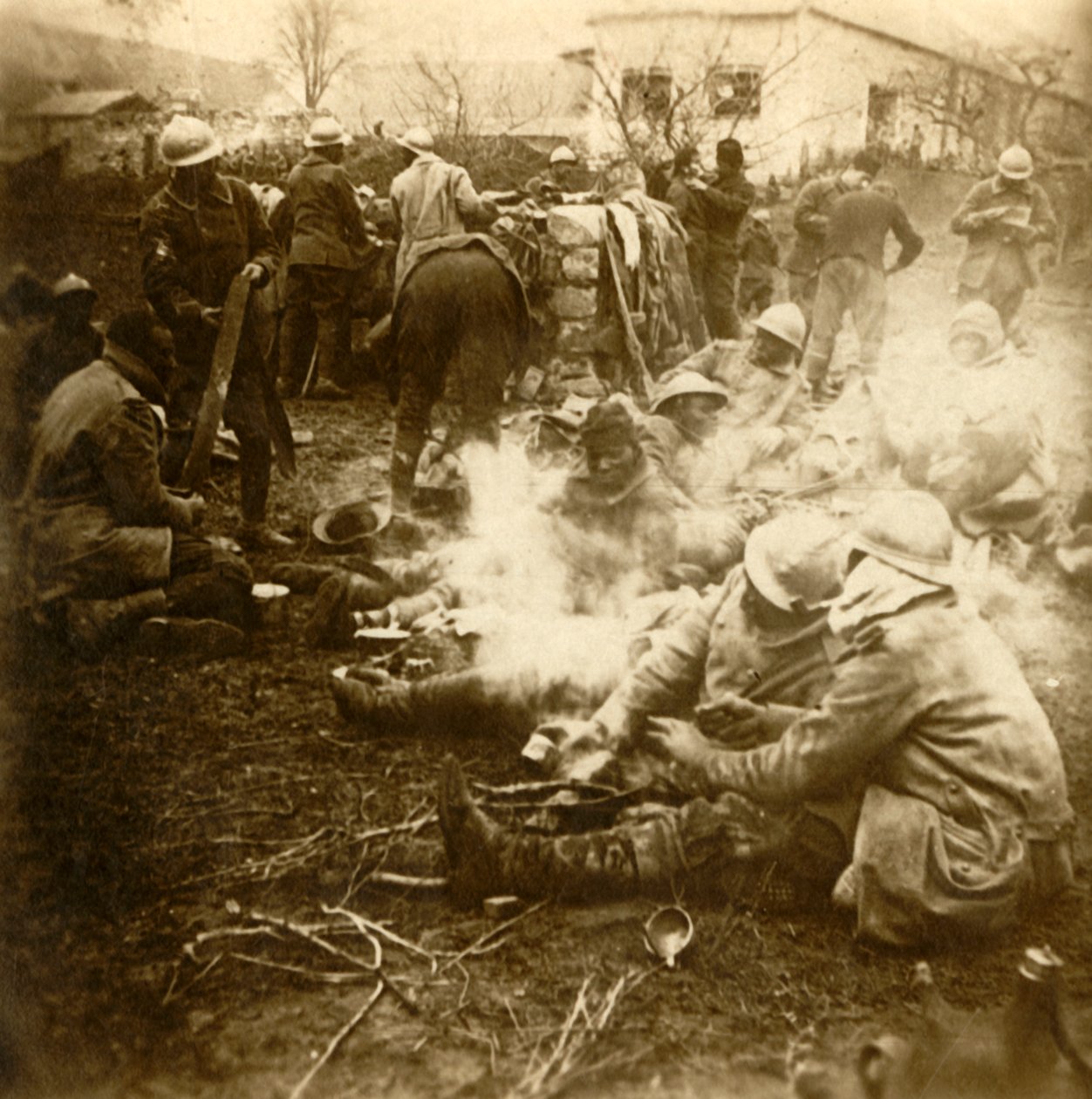 Soldados de infantaria na cozinha improvisada, fazenda Cussy, Craonne, norte da França, c1914-c1918 de Unbekannt