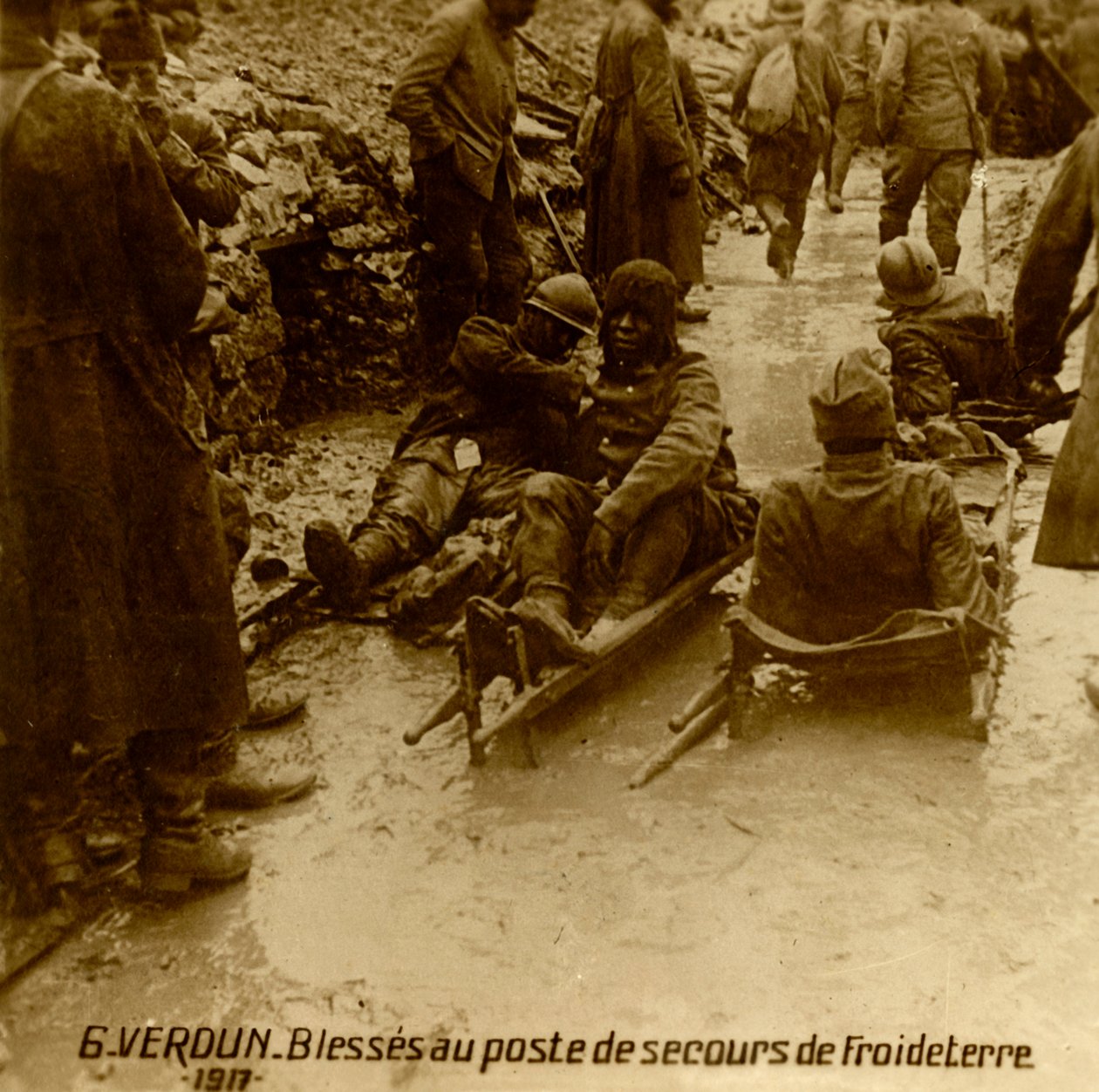 Soldados feridos no posto de primeiros socorros, Froideterre, Verdun, norte da França, 1917 de Unbekannt