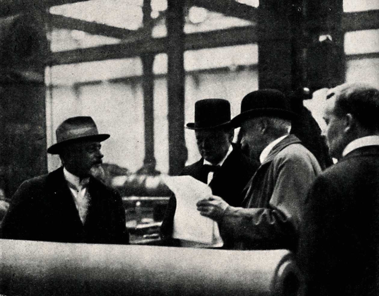 Inspecionando uma fábrica de armas, c1917, 1945. de Unbekannt