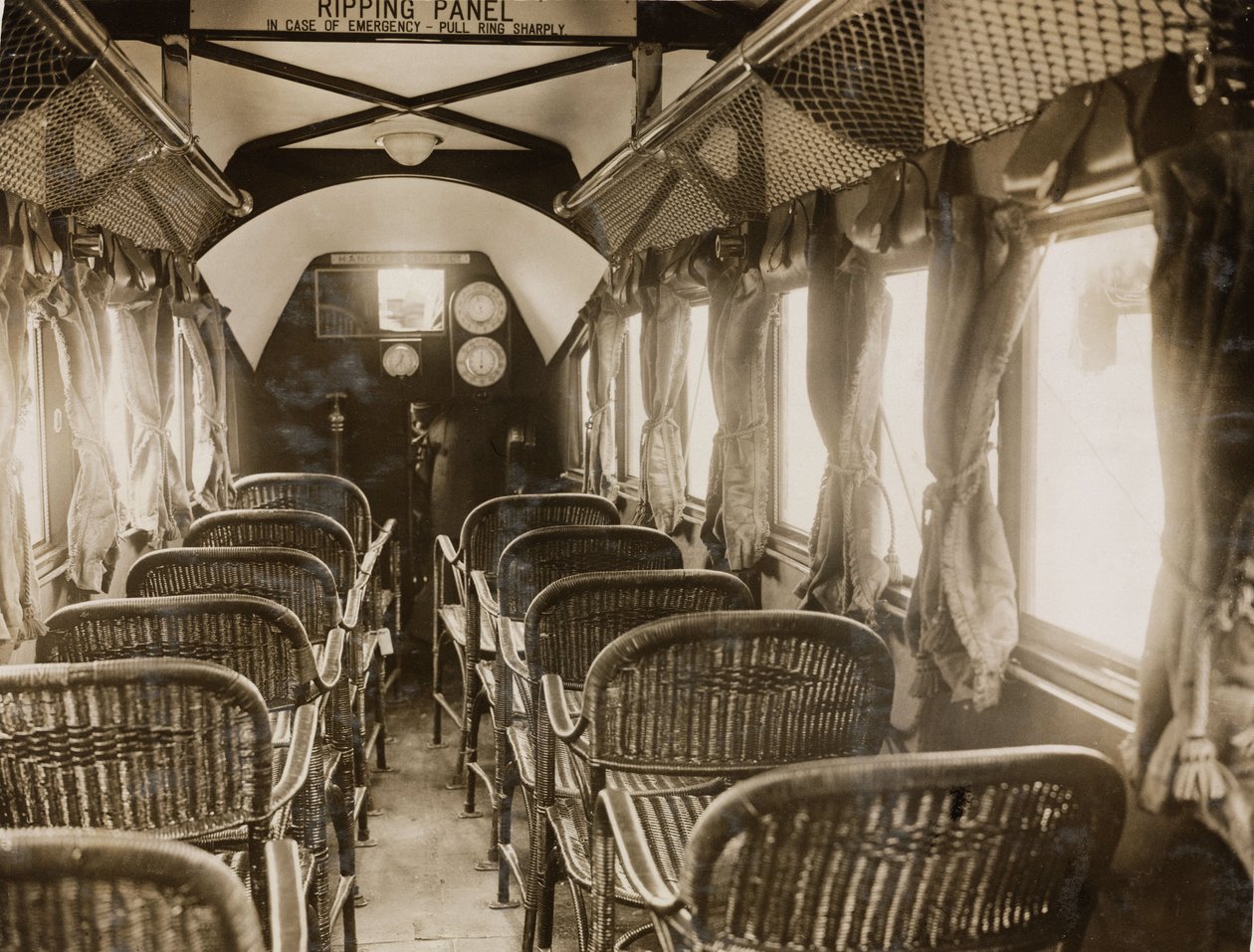Interior de um avião de passageiros equipado com motores Napier, c 1920s de Unbekannt