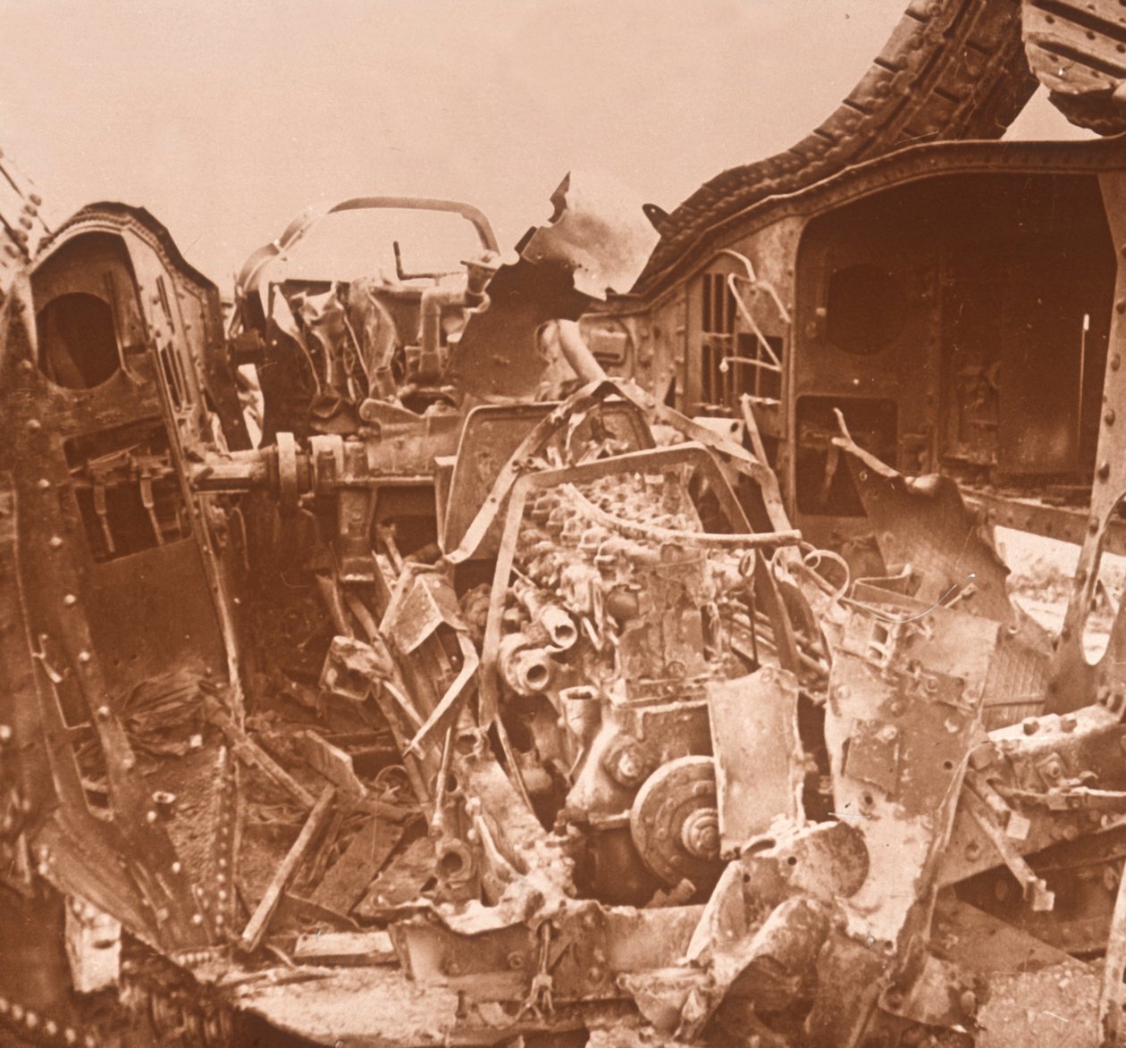 Interior de um tanque que foi rasgado, c1914-c1918 de Unbekannt