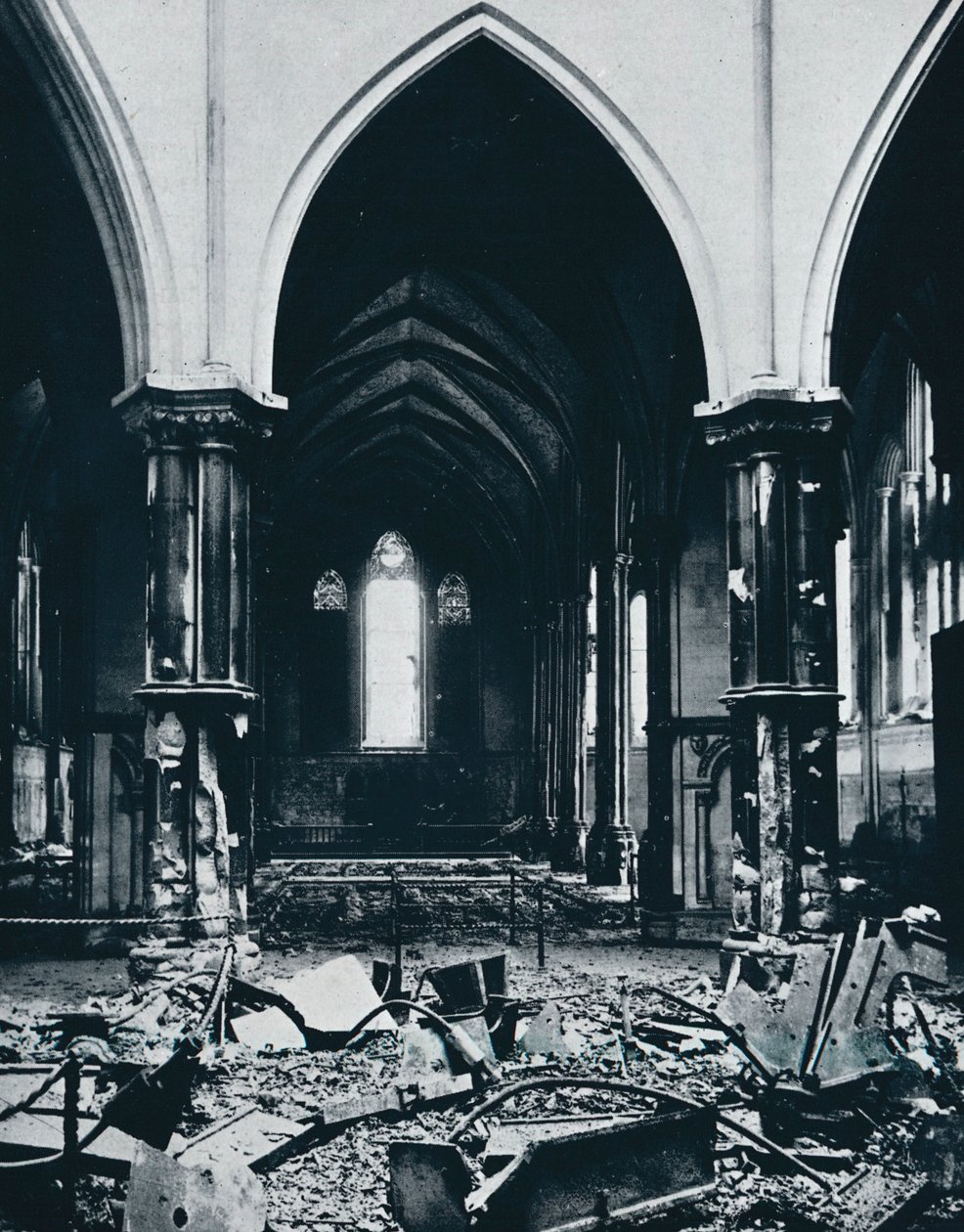 Interior da Igreja do Templo após o incêndio, 1941 de Unbekannt