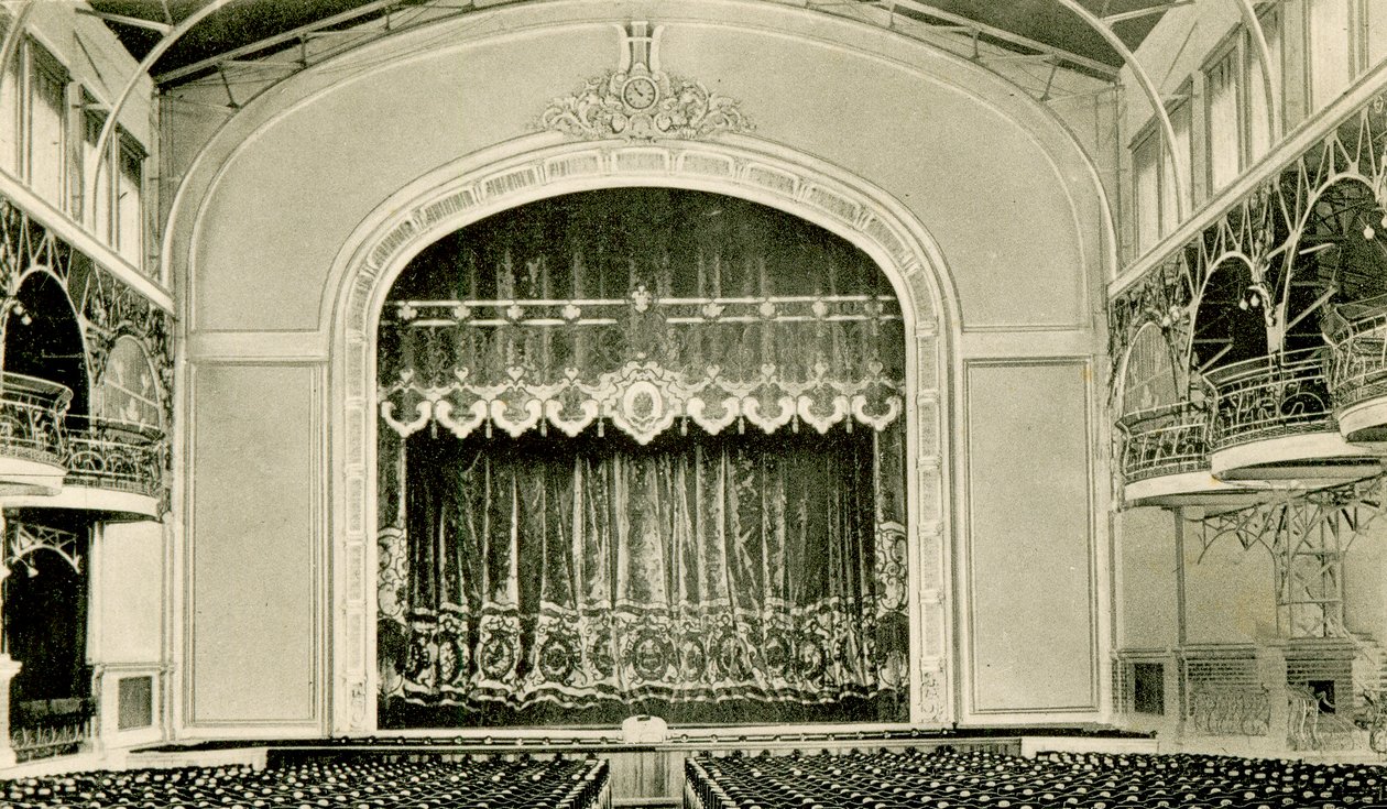 Vista interior do teatro na Casa dos Povos Nicolau II, São Petersburgo, Rússia, 1900 de Unbekannt