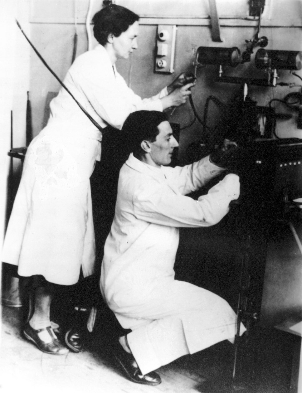Irene Joliot-Curie e Frederic Joliot, físicos franceses, c 1935 de Unbekannt