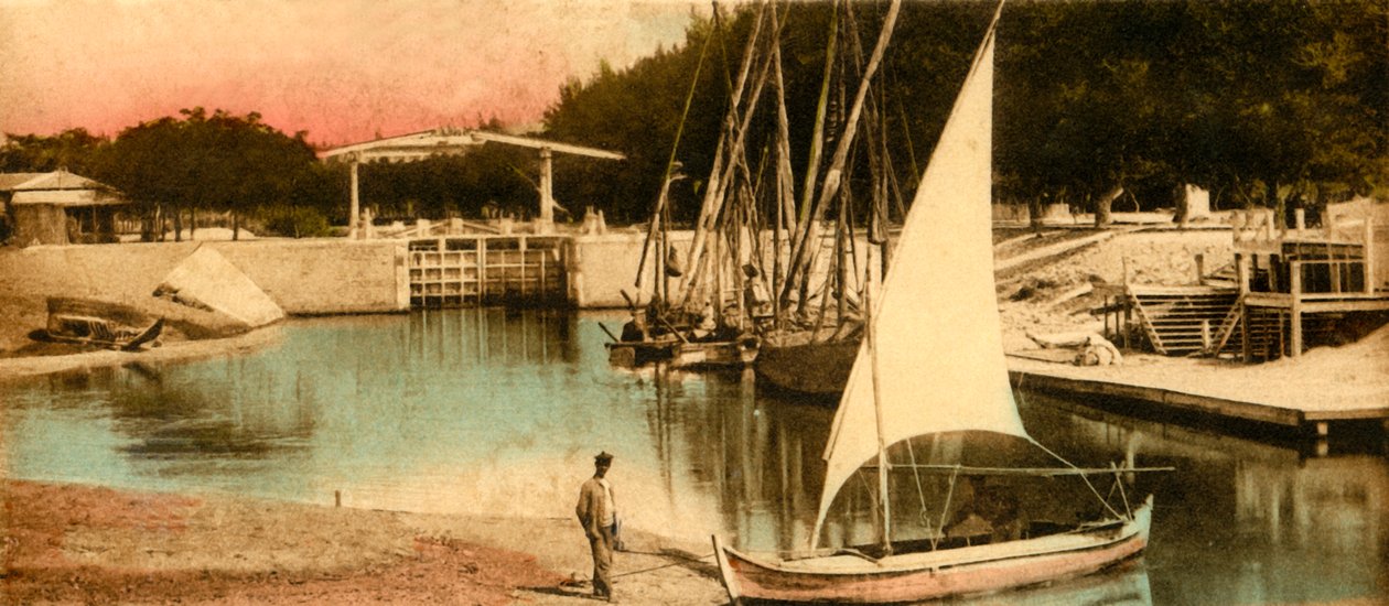 Ismaília - O portão de inundação para baixo, c1918-c1939. de Unbekannt