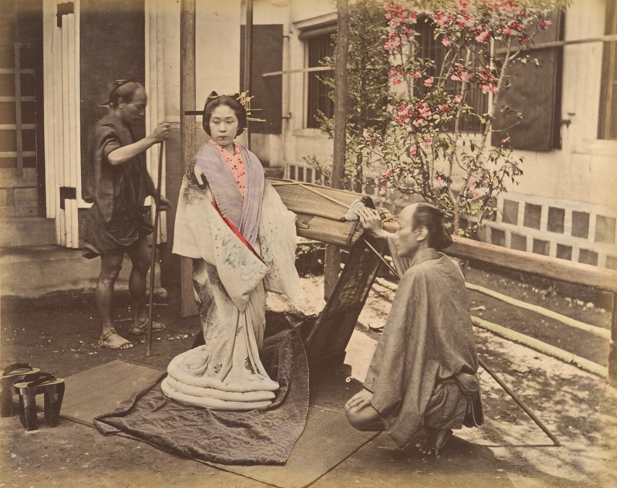 [Mulher japonesa em vestido tradicional posando com dois homens], década de 1870. de Unbekannt