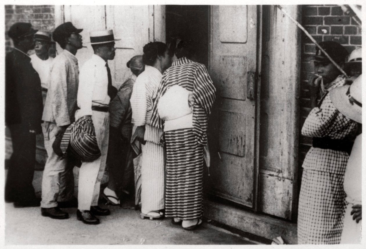 Multidão japonesa olhando para o hangar do Zeppelin, Kasumigaura, Japão, 1929 1933 de Unbekannt