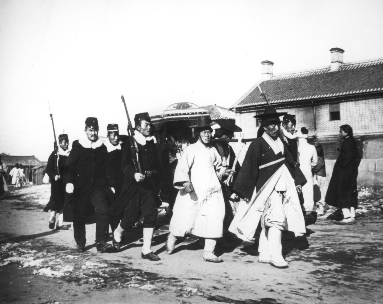 Oficial japonês com uma escolta de soldados, Coréia, c1900 de Unbekannt