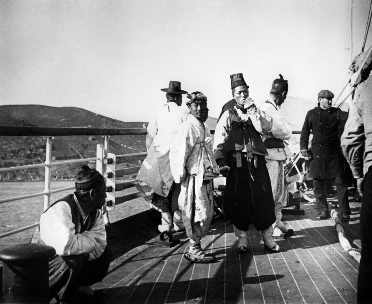 Oficiais japoneses a bordo de um navio, Coréia, 1900 de Unbekannt