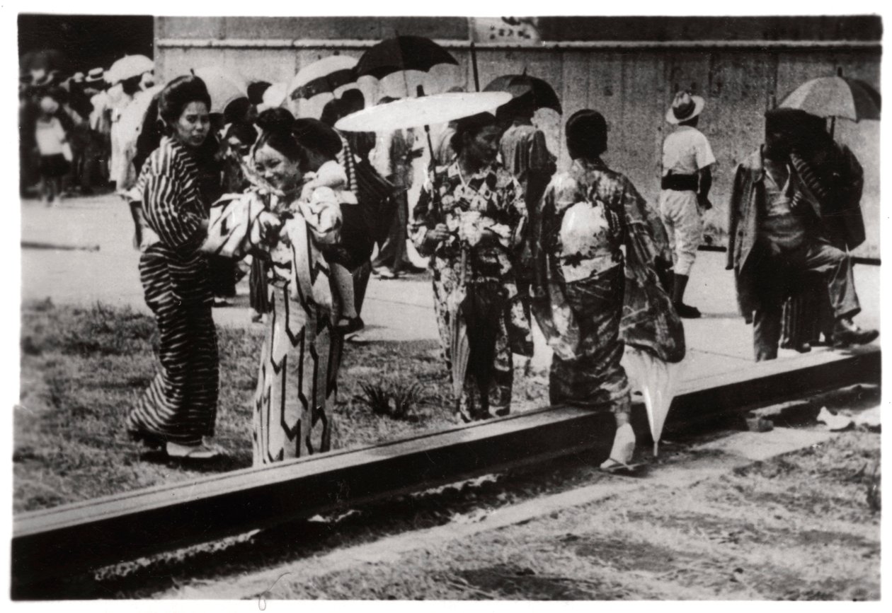 Mulheres japonesas no hangar do Zeppelin, Kasumigaura, Japão, 1929 1933 de Unbekannt