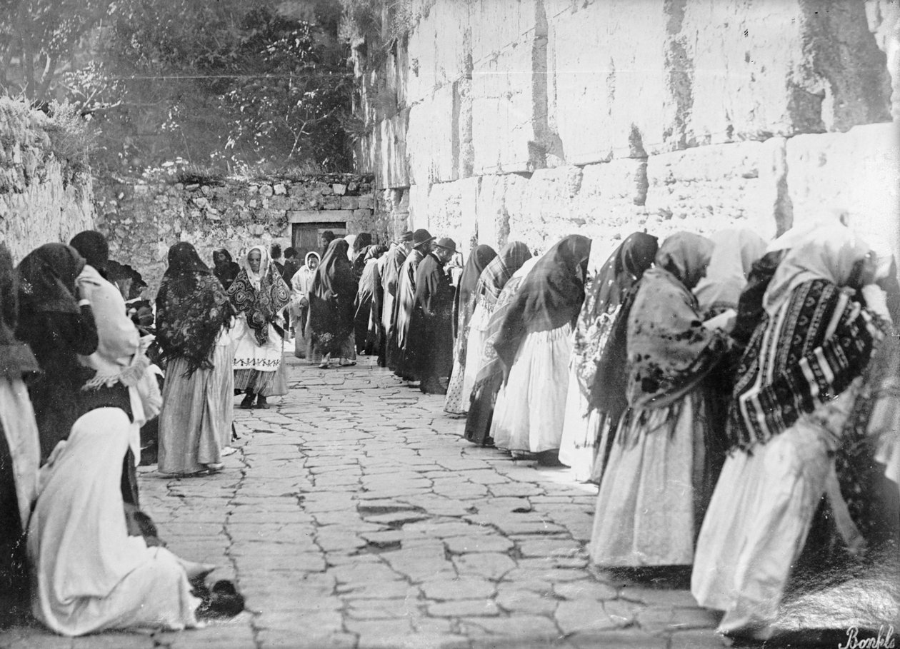 Jerusalém, no Muro das Lamentações na sexta-feira, c.1909-1910 (foto a p/b) de Unbekannt