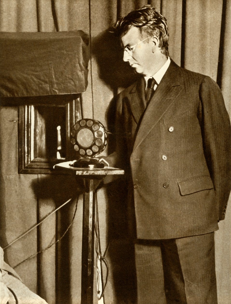 John Logie Baird assistindo a primeira peça a ser televisionada, 14 de julho de 1930, 1935. de Unbekannt
