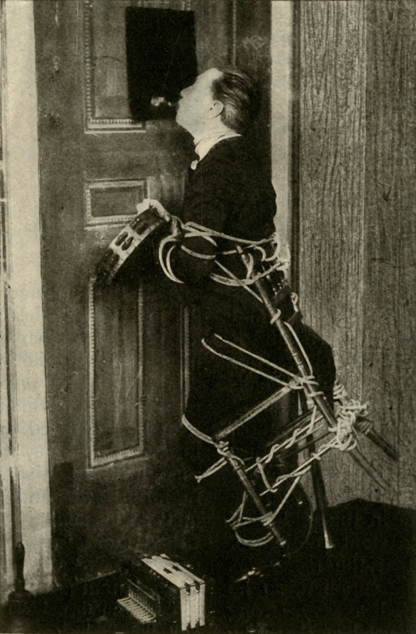John Nevil Maskelyne realiza uma ilusão de gabinete espiritual, c1910. de Unbekannt