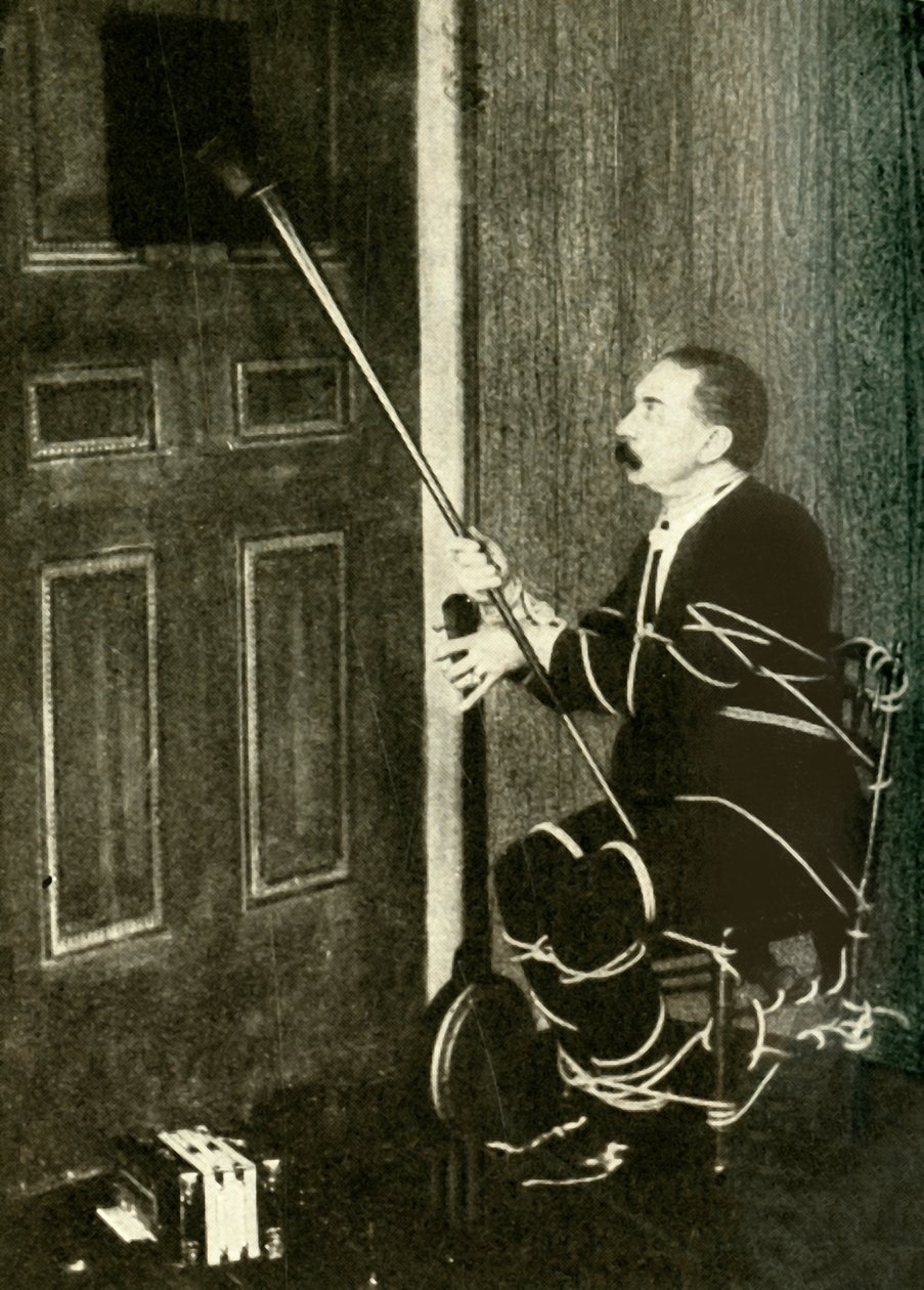 John Nevil Maskelyne realiza uma ilusão de gabinete espiritual, c1910. de Unbekannt
