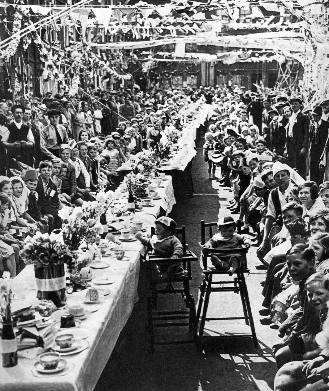 Festa do chá do jubileu para crianças em Orville Road, Battersea, Londres, 1935 de Unbekannt