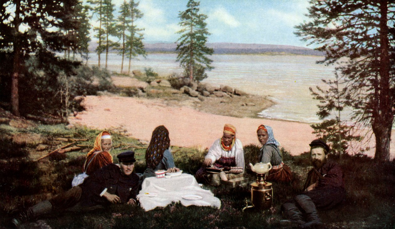 Carelianos tomando chá em um rio, perto de Arcanjo, Rússia, c1930s de Unbekannt