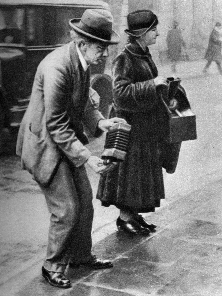 Jogador de concertina do lado do meio-fio, Holborn, Londres, 1926-1927 de Unbekannt