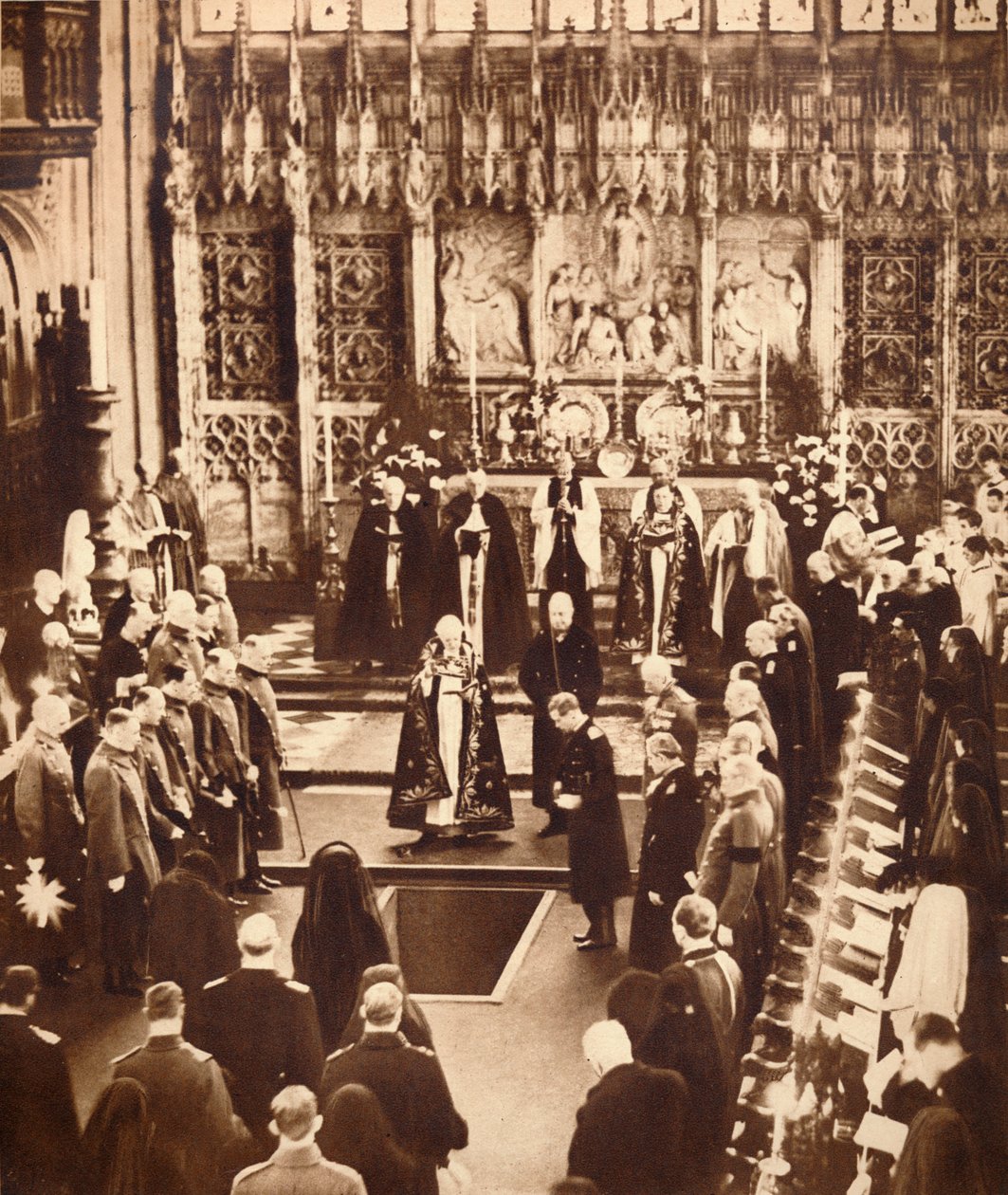 O rei Eduardo VIII espalha a terra no caixão de seu pai, em 1936. de Unbekannt