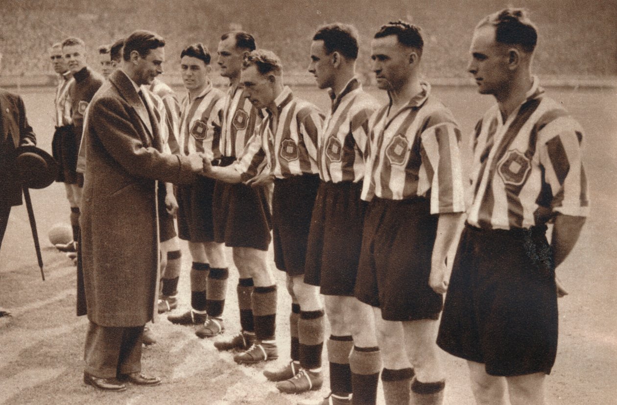O rei George VI e a rainha Elizabeth assistem à final da Copa de Futebol da Associação, 1937 de Unbekannt