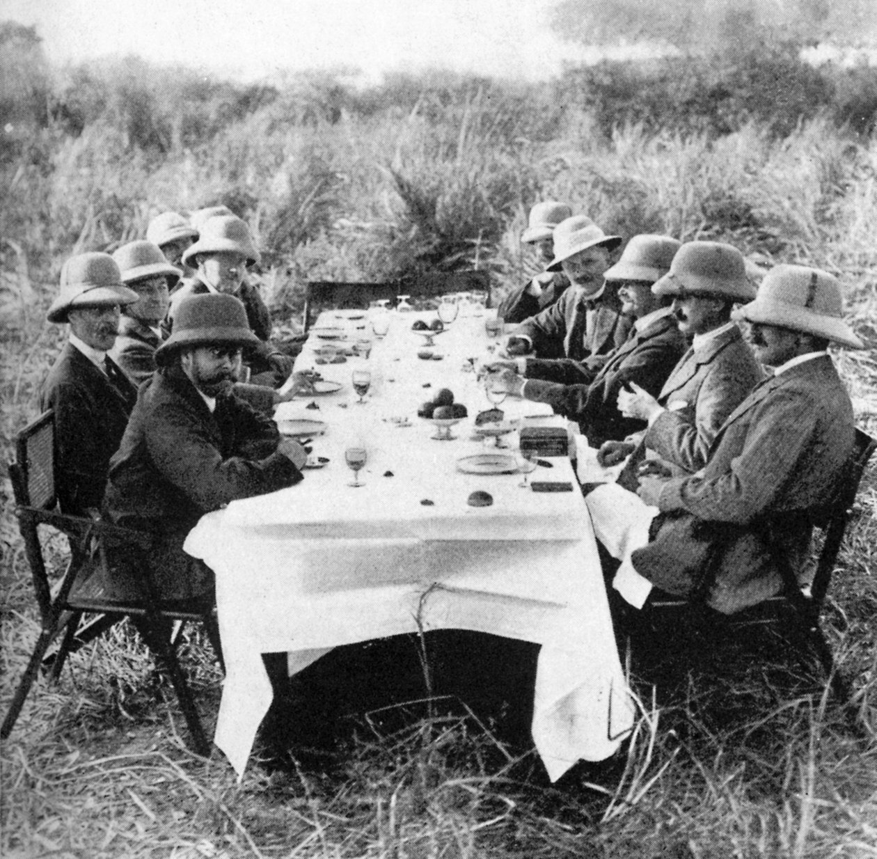 Rei George V 1865-1936 almoçando após a caça ao tigre no Nepal, 1911 1936 de Unbekannt