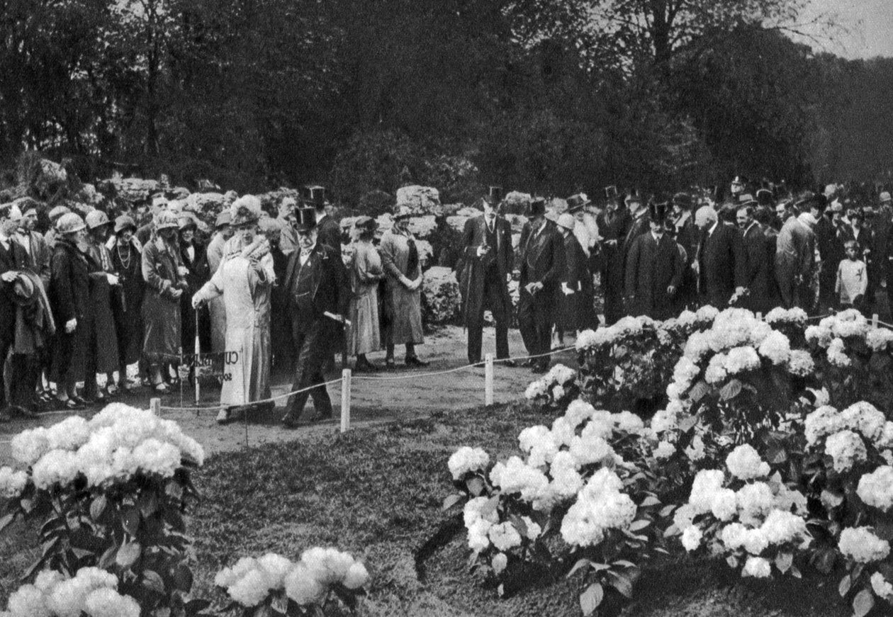 O rei George V e a rainha Mary visitam o show anual de flores da primavera em Chelsea, Londres, 1926-1927 de Unbekannt