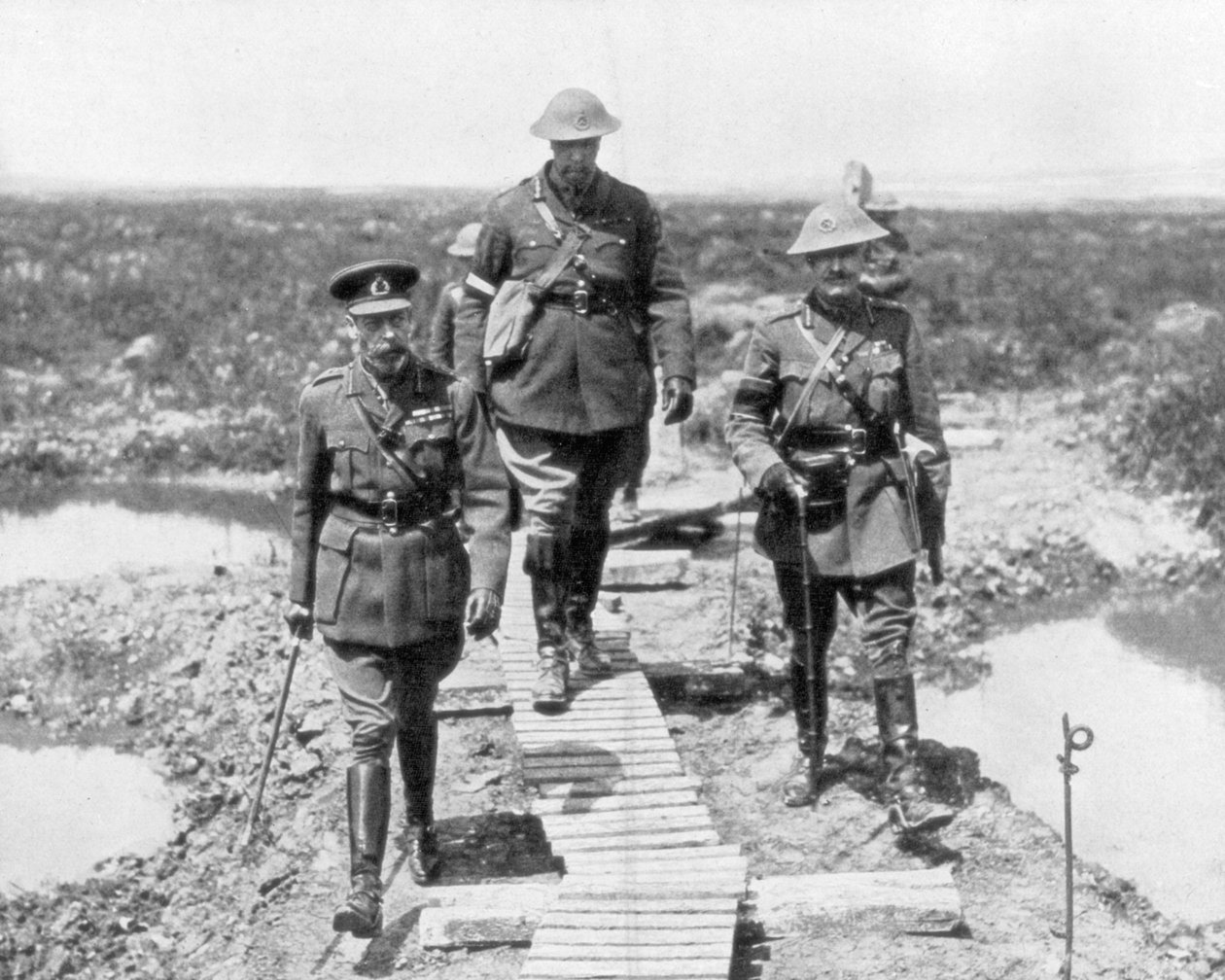 O rei George V e o general canadense Currie vêem o terreno capturado em Vimy e Messines, 1917 de Unbekannt