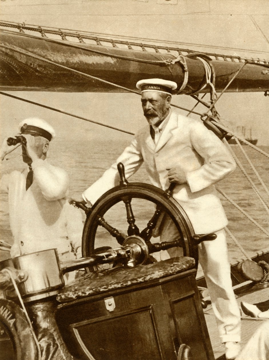Rei George V ao volante de seu iate, Britannia, durante a semana da regata de Cowes, 1924, 1935. de Unbekannt