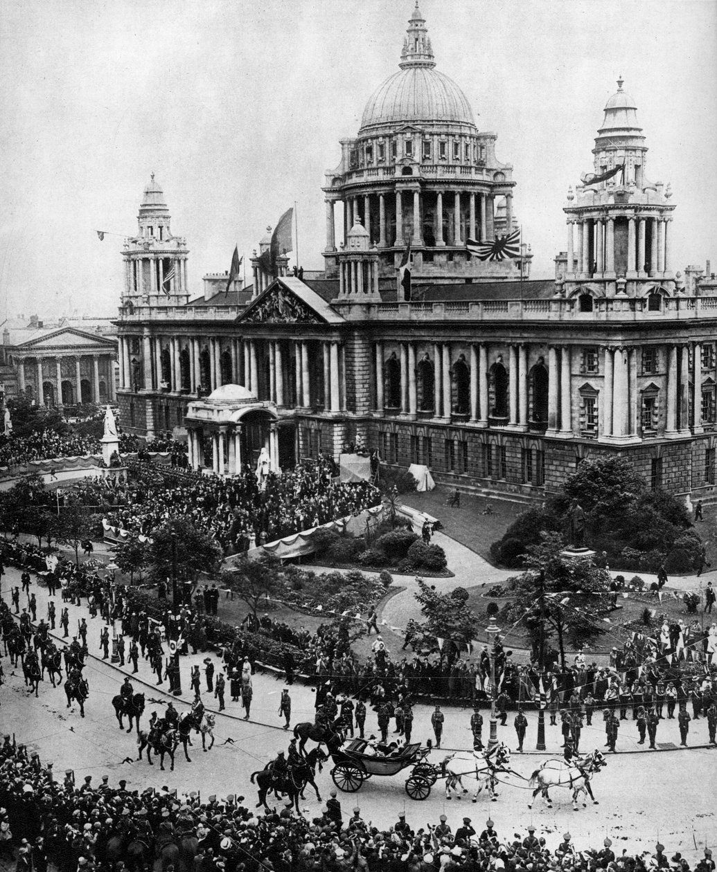 Rei George V dirigindo para abrir o primeiro parlamento de Ulster em Belfast, 1921, 1935 de Unbekannt