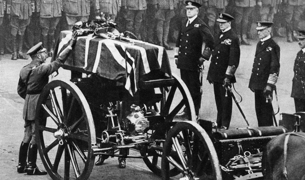 O rei George V coloca uma coroa de flores no caixão de um soldado desconhecido, Whitehall, Londres, c1930s de Unbekannt