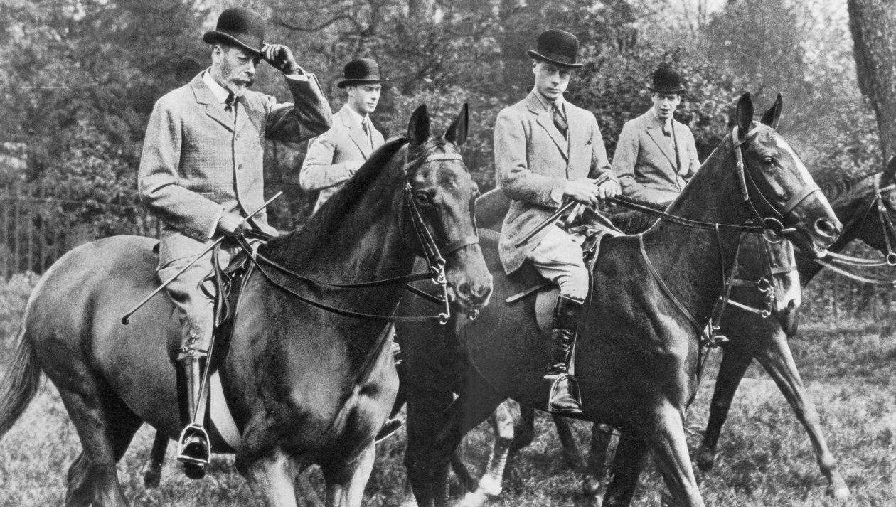 Rei George V andando em Windsor Great Park com seus filhos, c1930s de Unbekannt