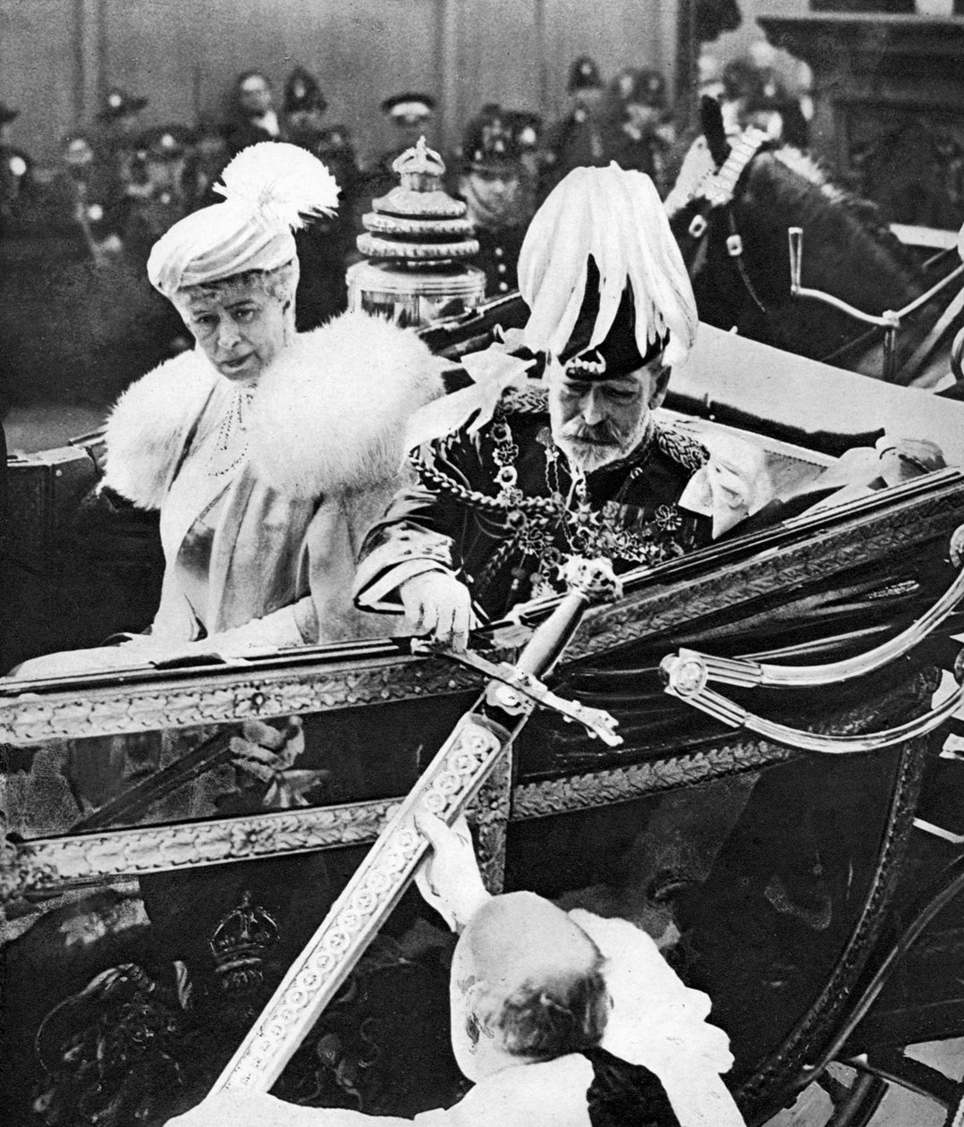 O rei George V toca a espada da cidade, em Temple Bar, Londres, década de 1930 de Unbekannt