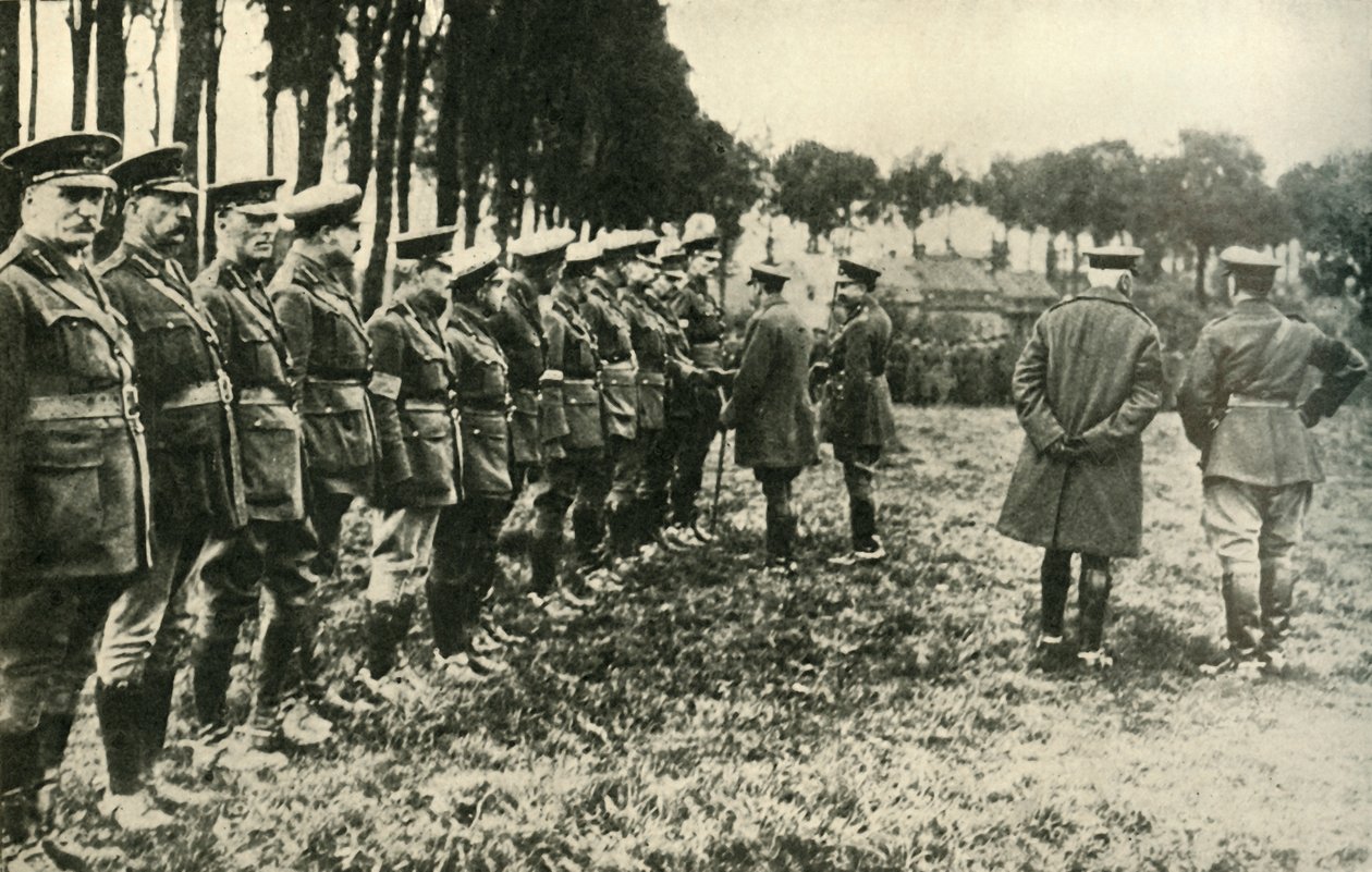 O rei George V visita forças aliadas na linha de frente, Primeira Guerra Mundial, 1915, c1920. de Unbekannt