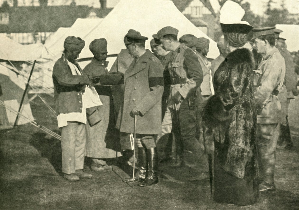 Rei George e Queen Mary visitam soldados feridos, Primeira Guerra Mundial, 1915, c1920. de Unbekannt