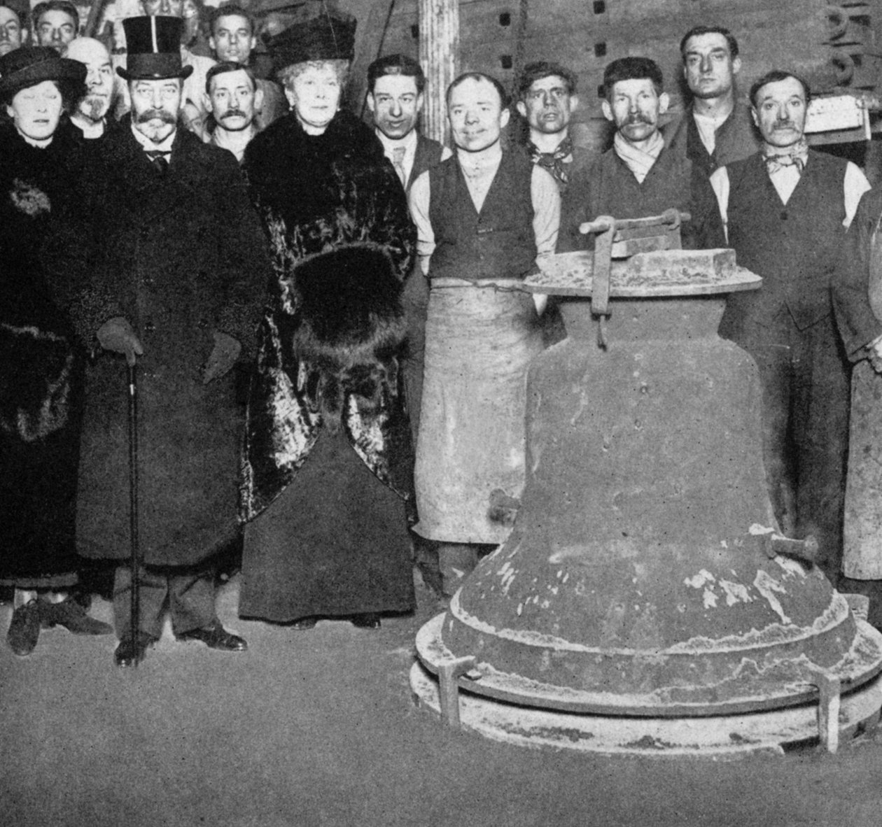 Rei George com o sino da vitória para a Abadia de Westminster, c1910s-c1920s 1936 de Unbekannt