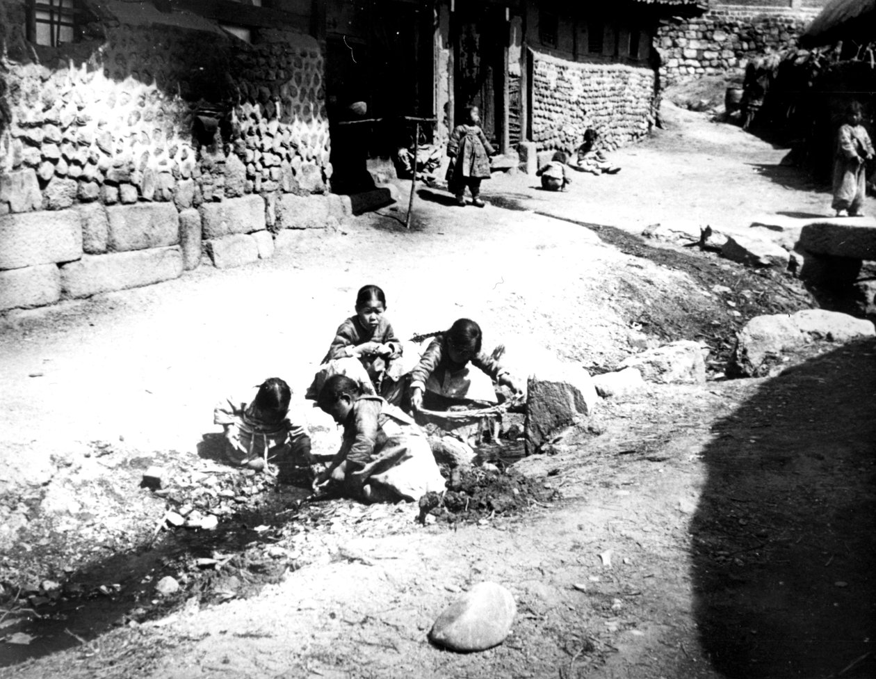 Crianças coreanas na rua, Nam San, Coréia, 1900 de Unbekannt