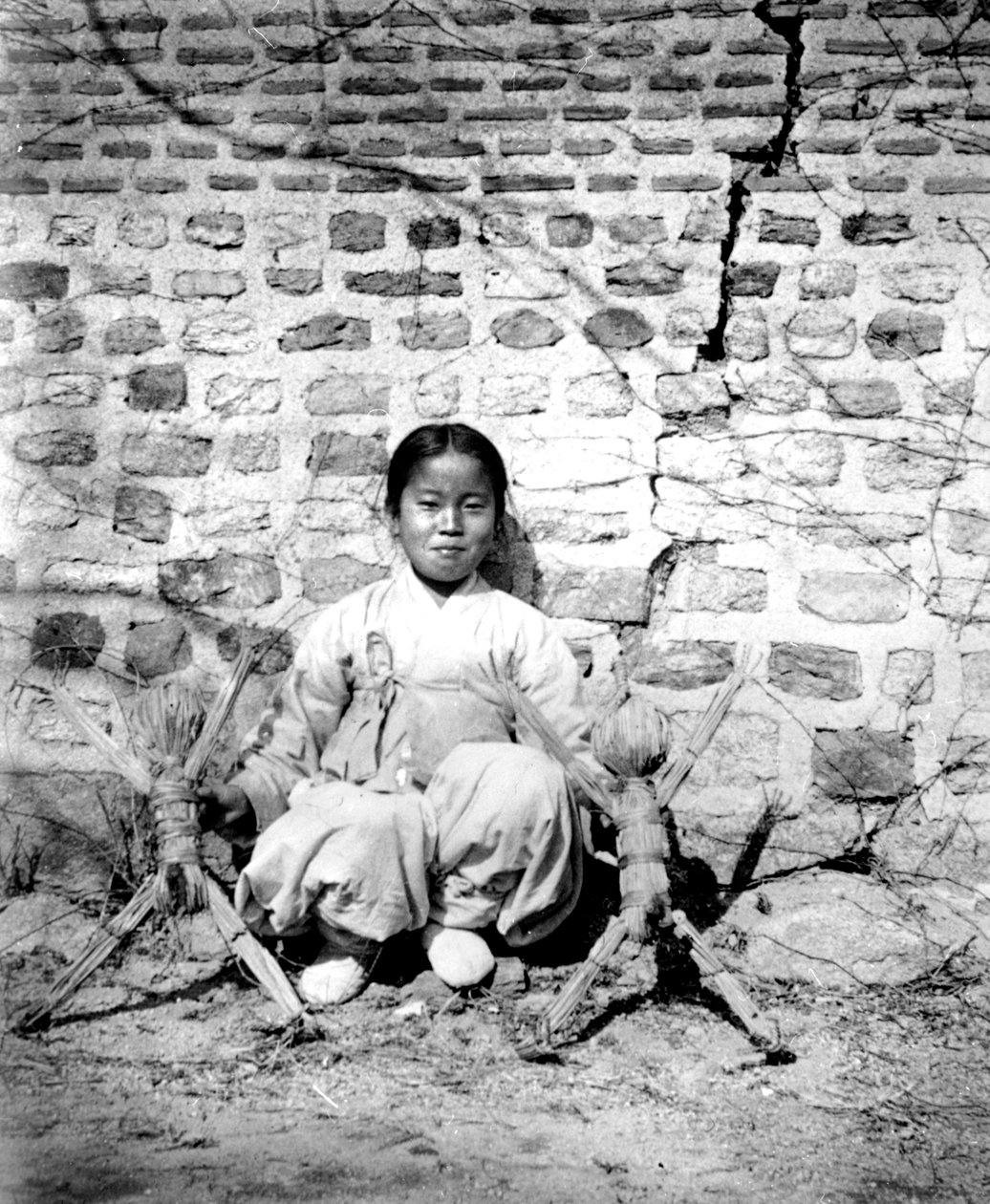 Menina coreana com bonecas, 1900 de Unbekannt